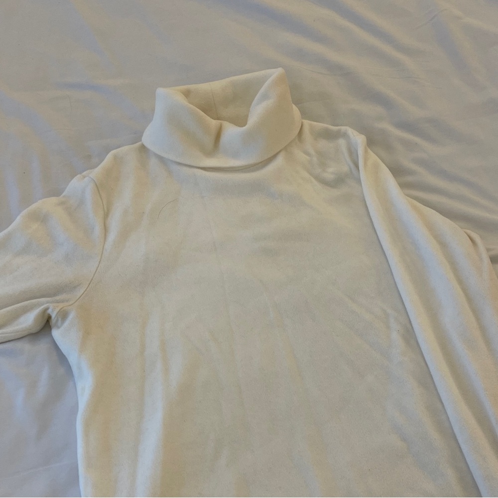 white uniqlo turtleneck fleece heattech long sleeve top